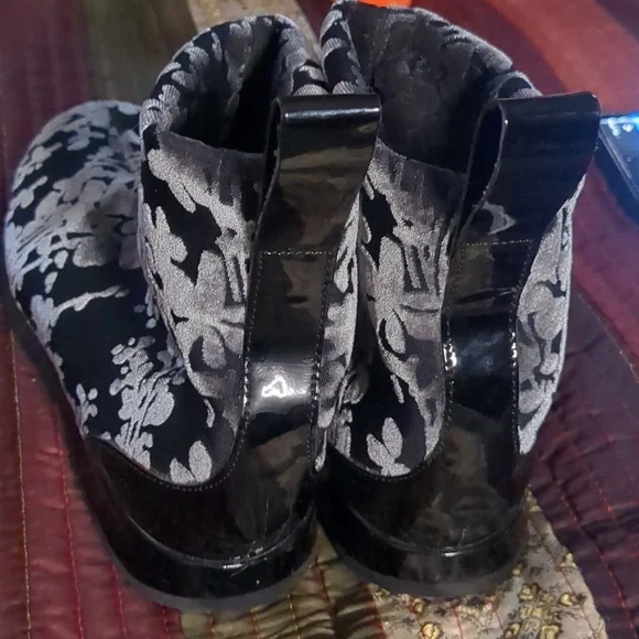 AMALFI* Emiliano soft floral ankle boot w/patent accent slight wedge sole sz 6.5 - Picture 4 of 13
